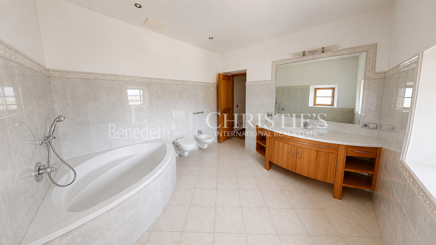 Tschenglsburg – Historic Castle Estate With Exceptional Development Potential