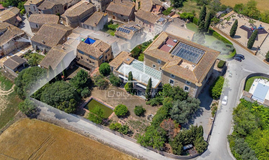Historic Castle in Bascara with Renaissance Façade and Hotel Licence