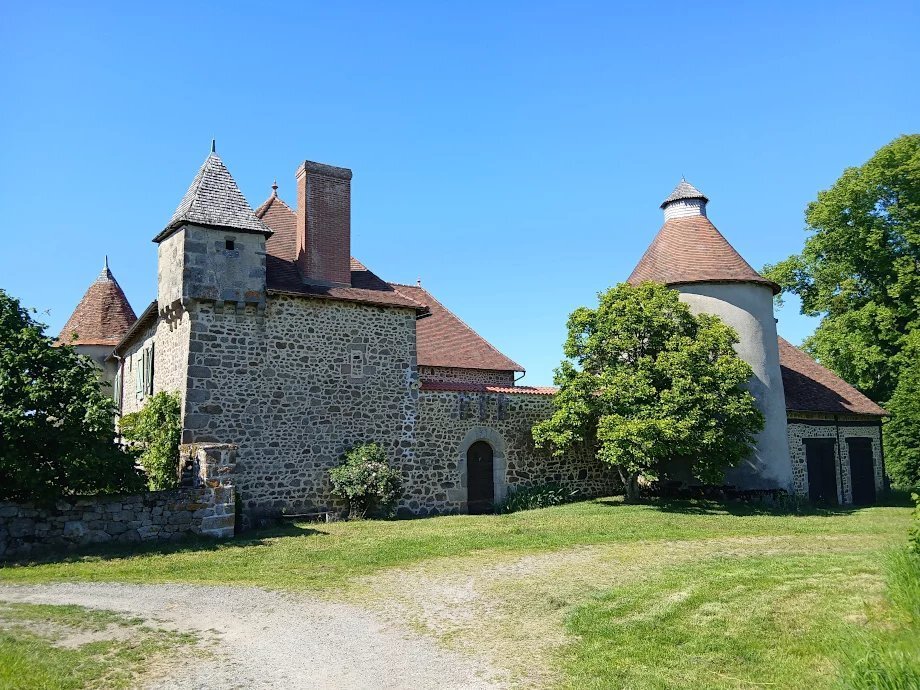 16th Century Castle With Dependences, Park, Paddocks And Woods On 6ha 41a 83ca