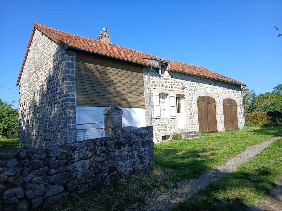 16th Century Castle With Dependences, Park, Paddocks And Woods On 6ha 41a 83ca