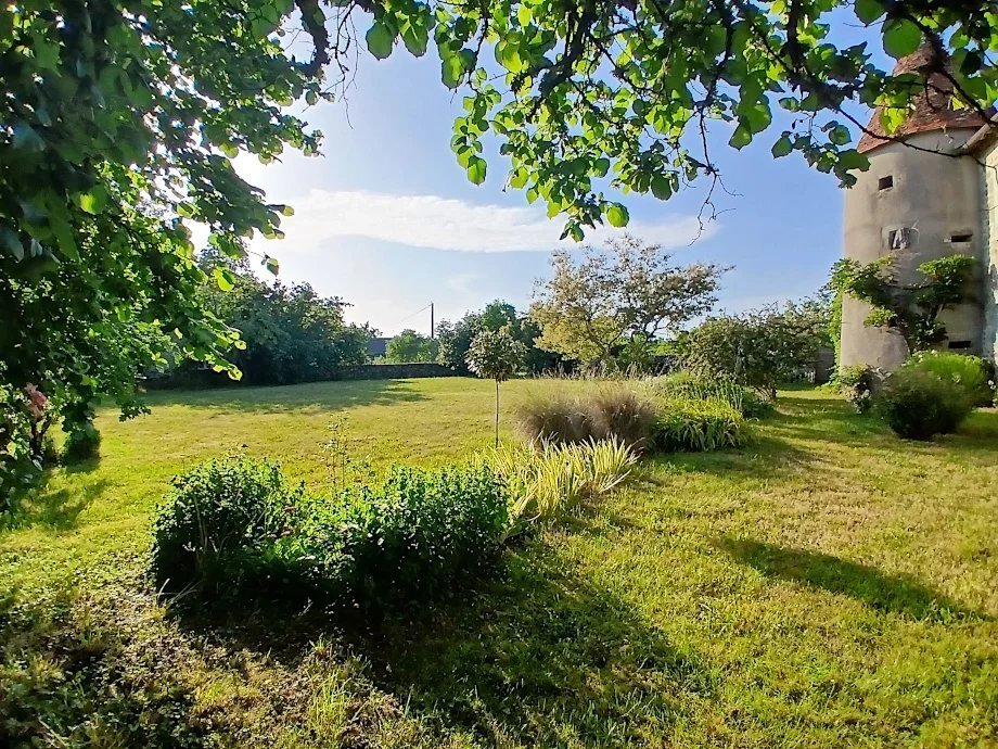 16th Century Castle With Dependences, Park, Paddocks And Woods On 6ha 41a 83ca