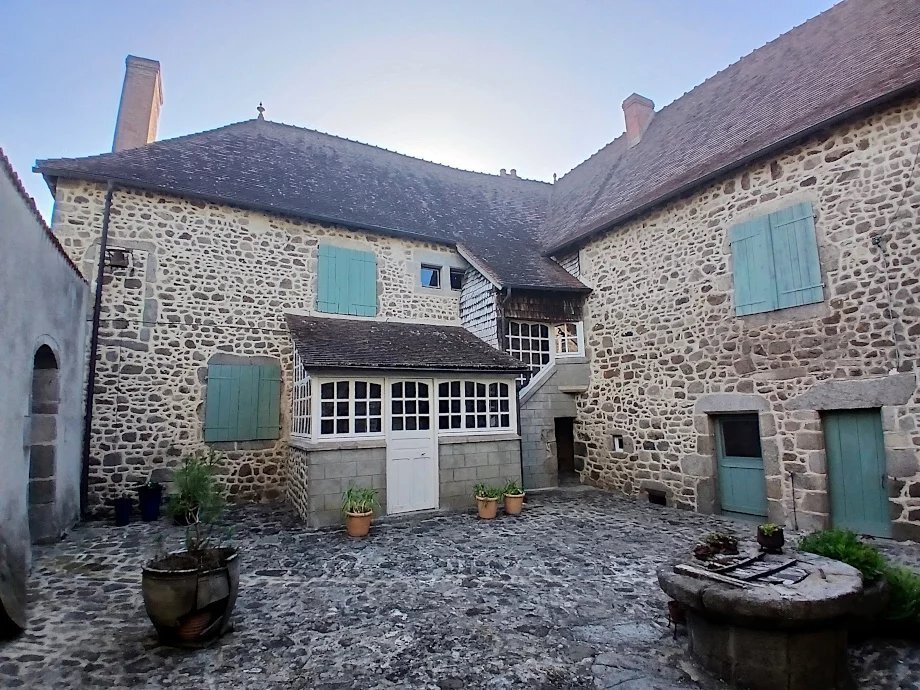 16th Century Castle With Dependences, Park, Paddocks And Woods On 6ha 41a 83ca