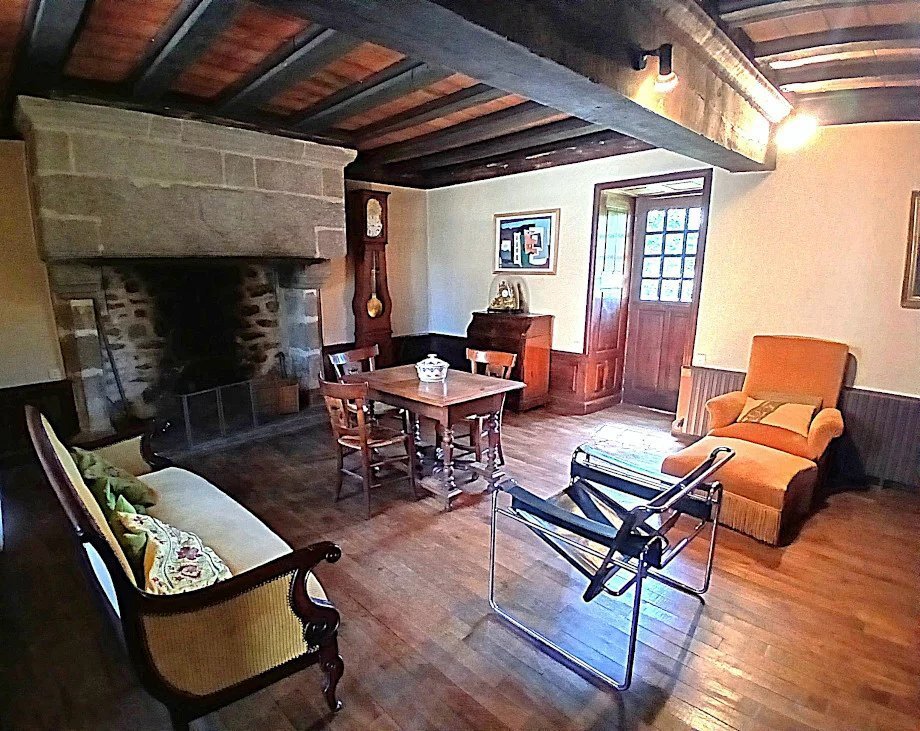 16th Century Castle With Dependences, Park, Paddocks And Woods On 6ha 41a 83ca