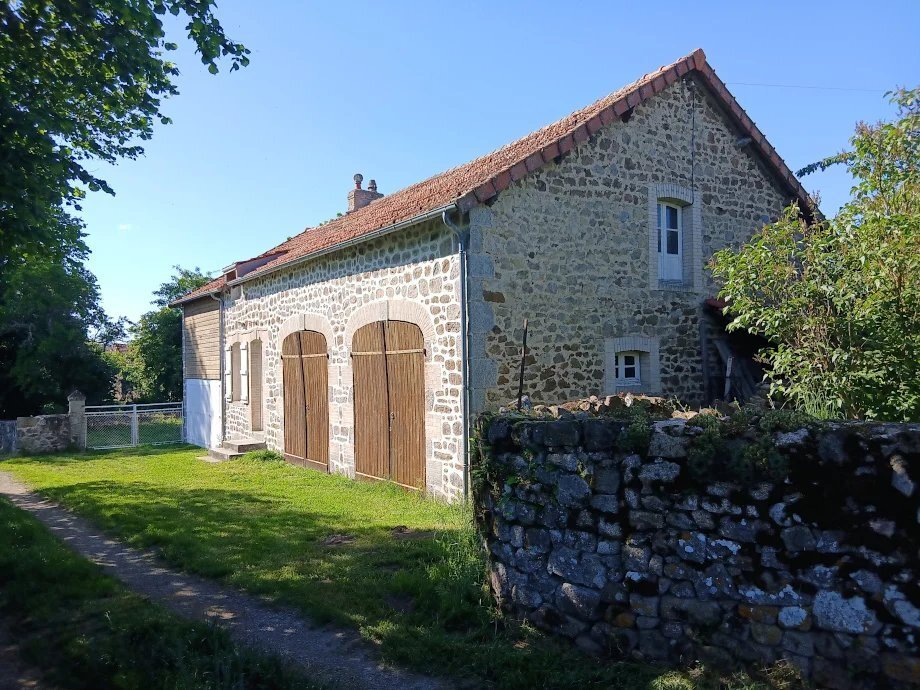 16th Century Castle With Dependences, Park, Paddocks And Woods On 6ha 41a 83ca