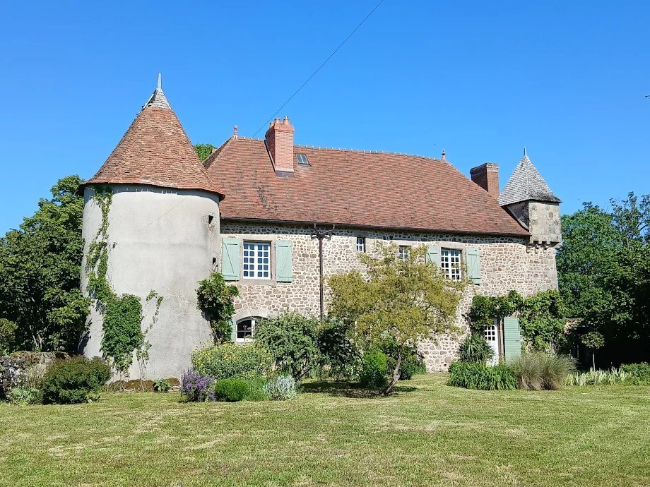 16th Century Castle With Dependences, Park, Paddocks And Woods On 6ha 41a 83ca