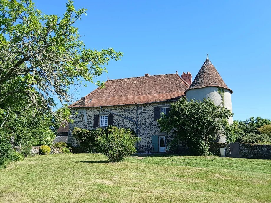16th Century Castle With Dependences, Park, Paddocks And Woods On 6ha 41a 83ca