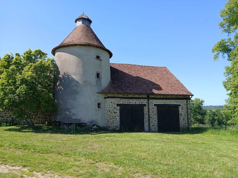 16th Century Castle With Dependences, Park, Paddocks And Woods On 6ha 41a 83ca