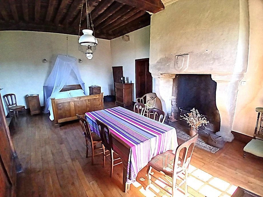 16th Century Castle With Dependences, Park, Paddocks And Woods On 6ha 41a 83ca