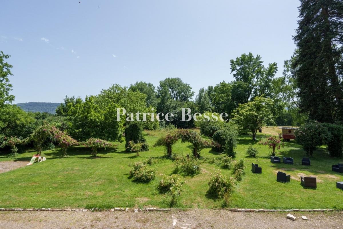 A Chateau From The 16th And 18th Centuries, With Its Outbuildings, Surrounded By 20 Hectares Of
