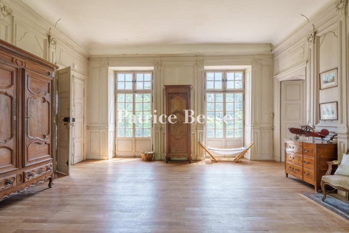 A Chateau From The 16th And 18th Centuries, With Its Outbuildings, Surrounded By 20 Hectares Of