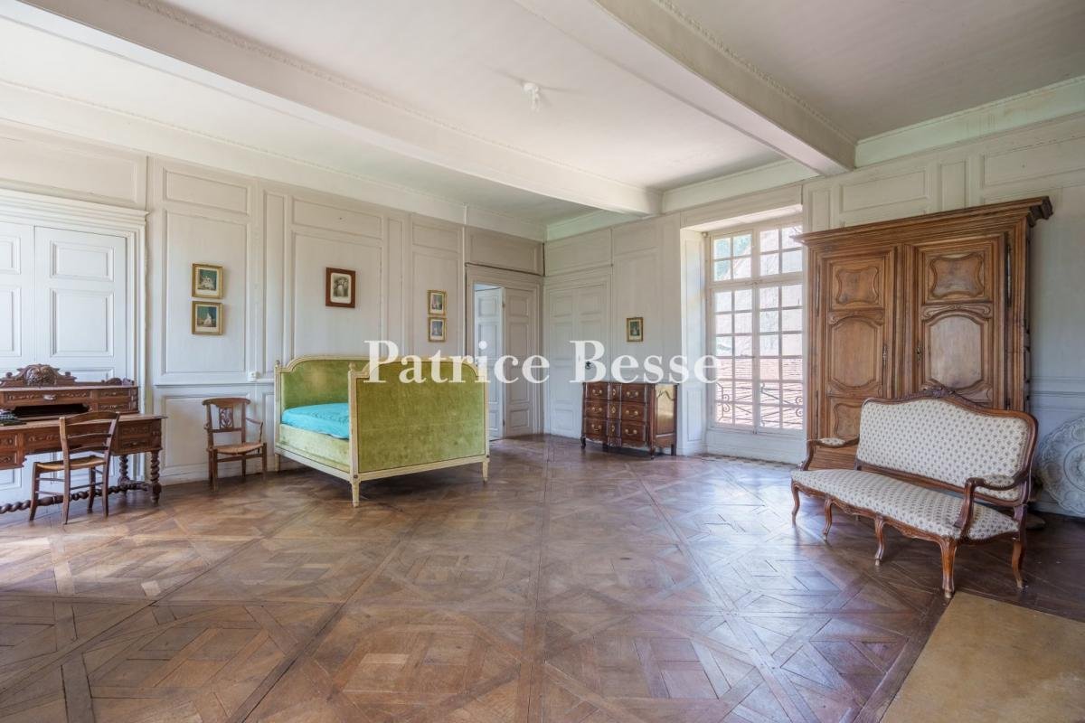 A Chateau From The 16th And 18th Centuries, With Its Outbuildings, Surrounded By 20 Hectares Of