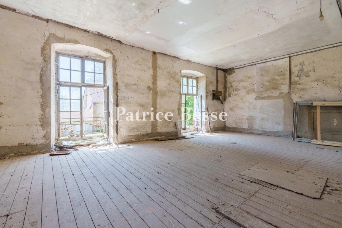 A Chateau From The 16th And 18th Centuries, With Its Outbuildings, Surrounded By 20 Hectares Of