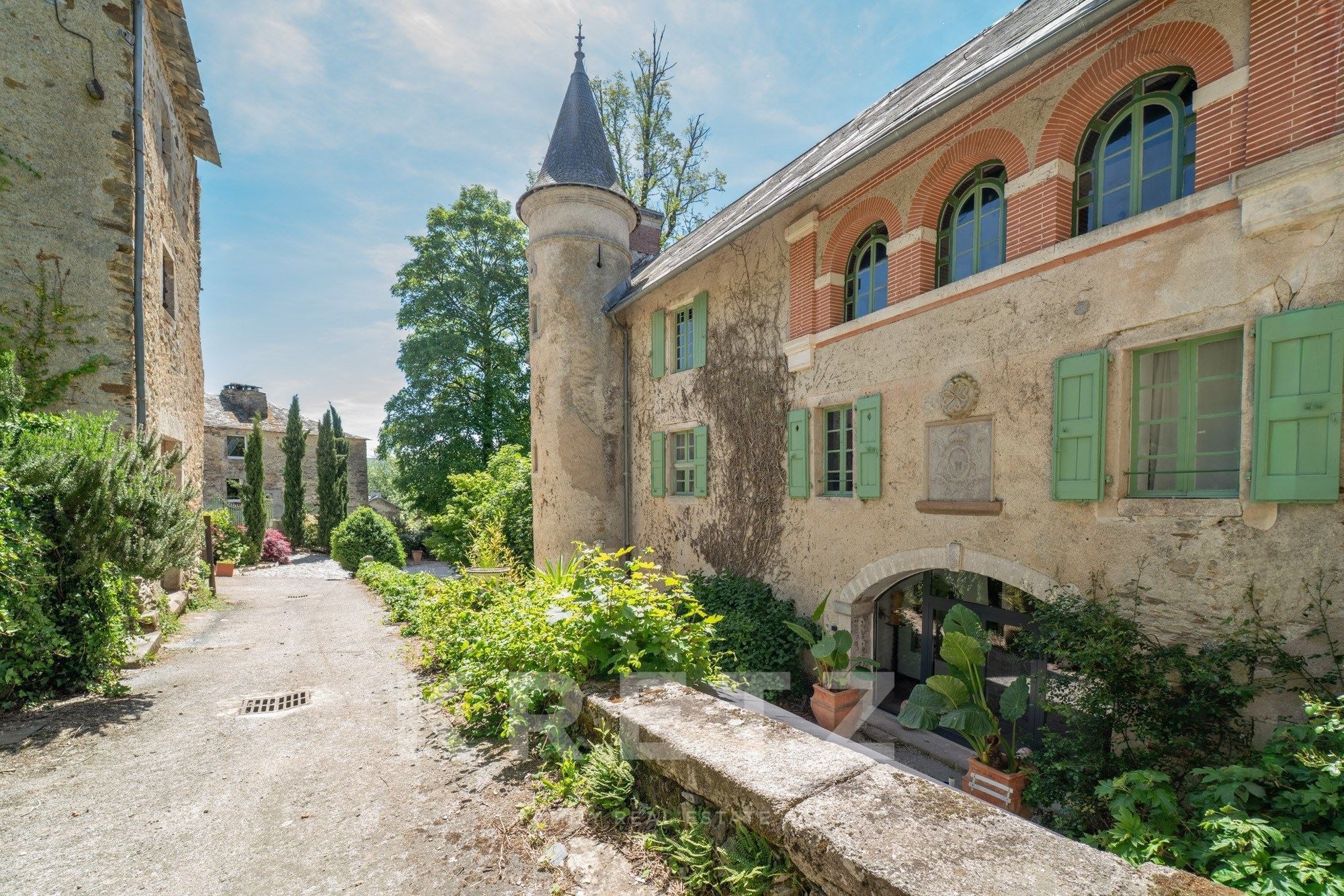 A Château Reinvented In A Contemporary Loft Style