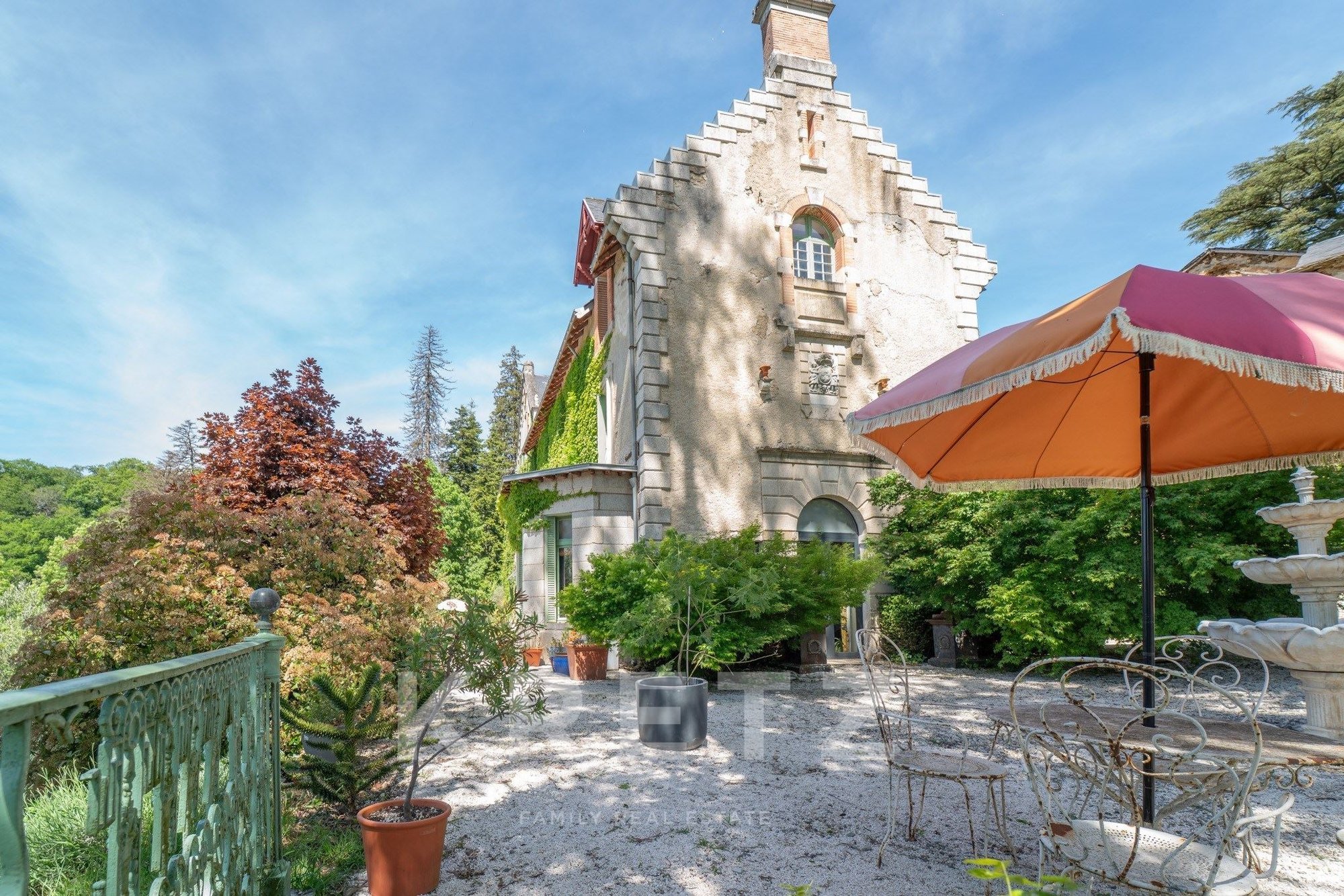 A Château Reinvented In A Contemporary Loft Style
