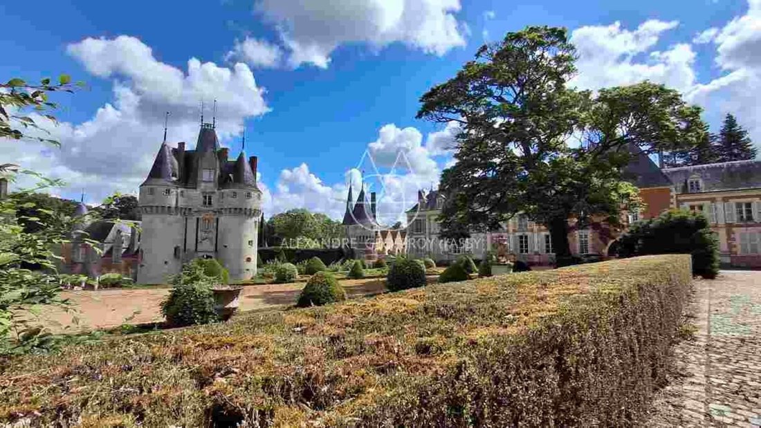 A Magnificent Collection Of Castles Dating From The 15th, 17th And 18th Centuries, Located 1 Hour An - 3
