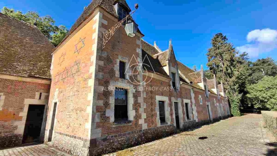 A Magnificent Collection Of Castles Dating From The 15th, 17th And 18th Centuries, Located 1 Hour An