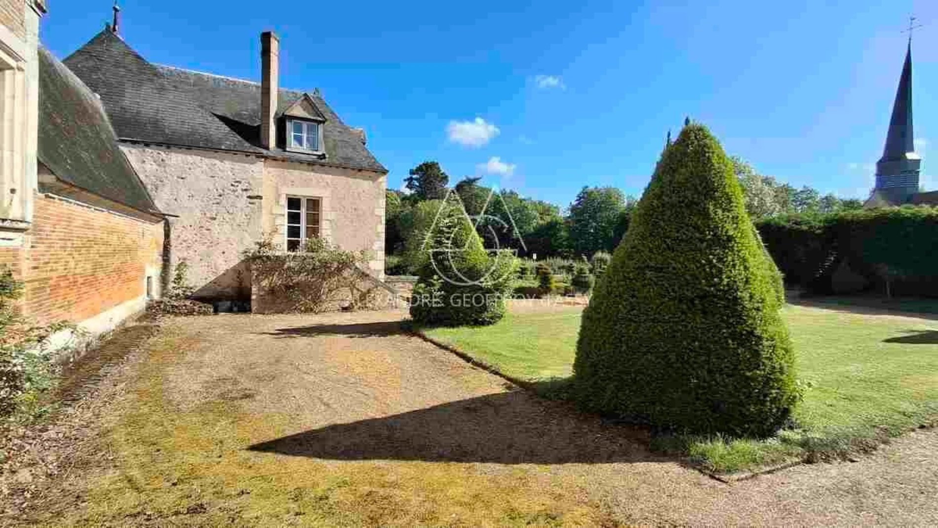 A Magnificent Collection Of Castles Dating From The 15th, 17th And 18th Centuries, Located 1 Hour An