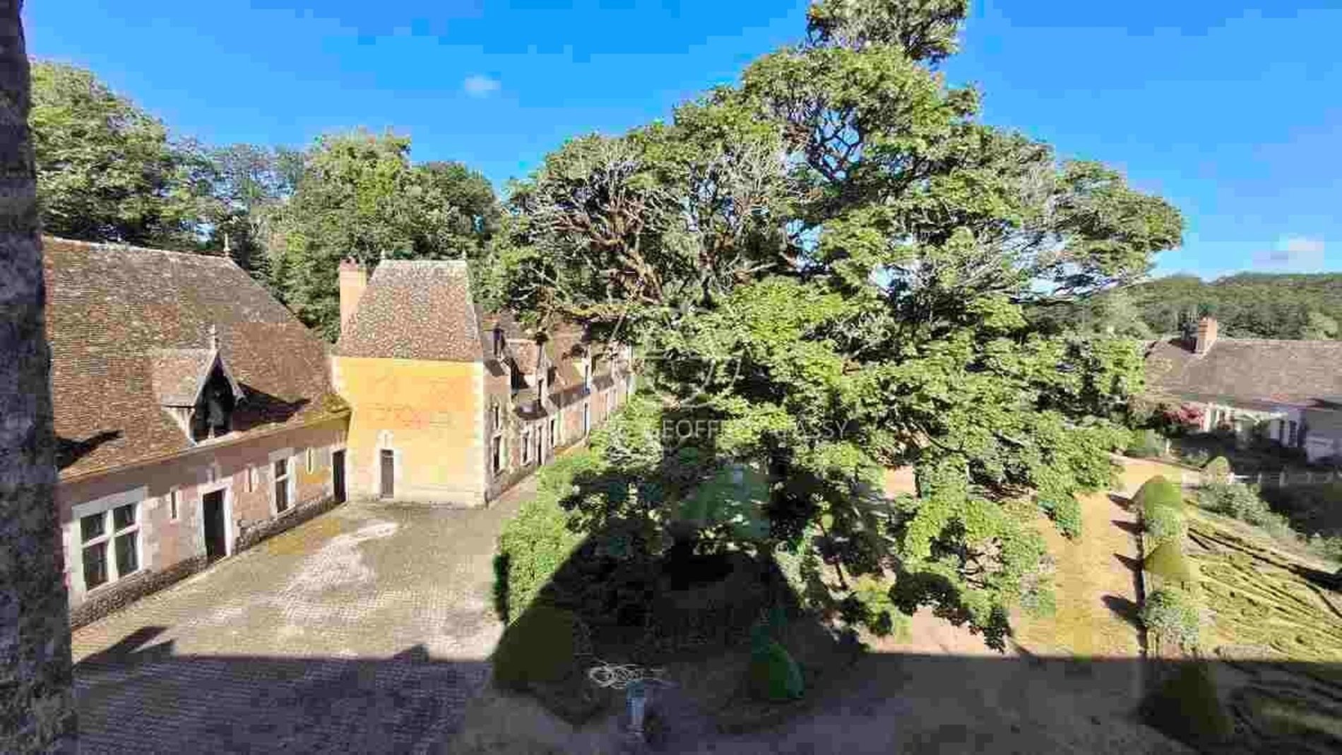 A Magnificent Collection Of Castles Dating From The 15th, 17th And 18th Centuries, Located 1 Hour An