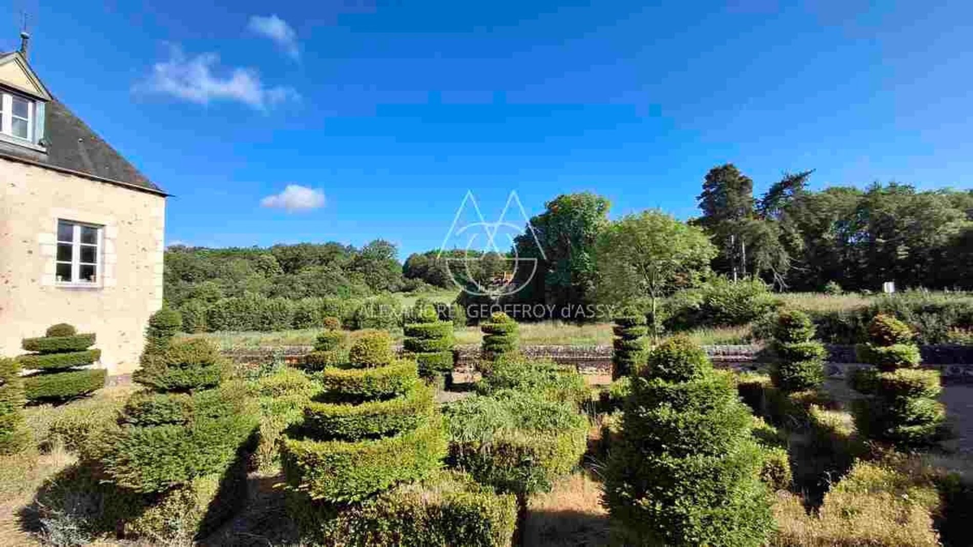 A Magnificent Collection Of Castles Dating From The 15th, 17th And 18th Centuries, Located 1 Hour An
