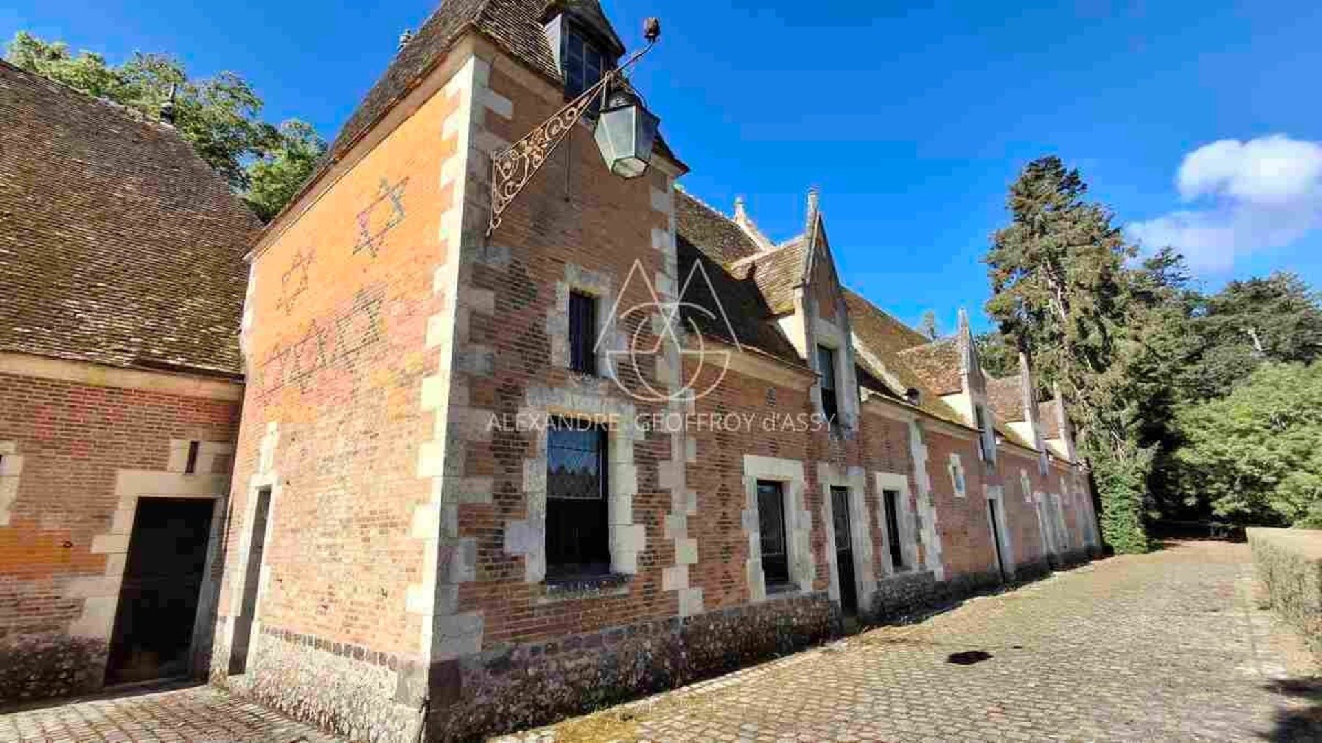 A Magnificent Collection Of Castles Dating From The 15th, 17th And 18th Centuries, Located 1 Hour An