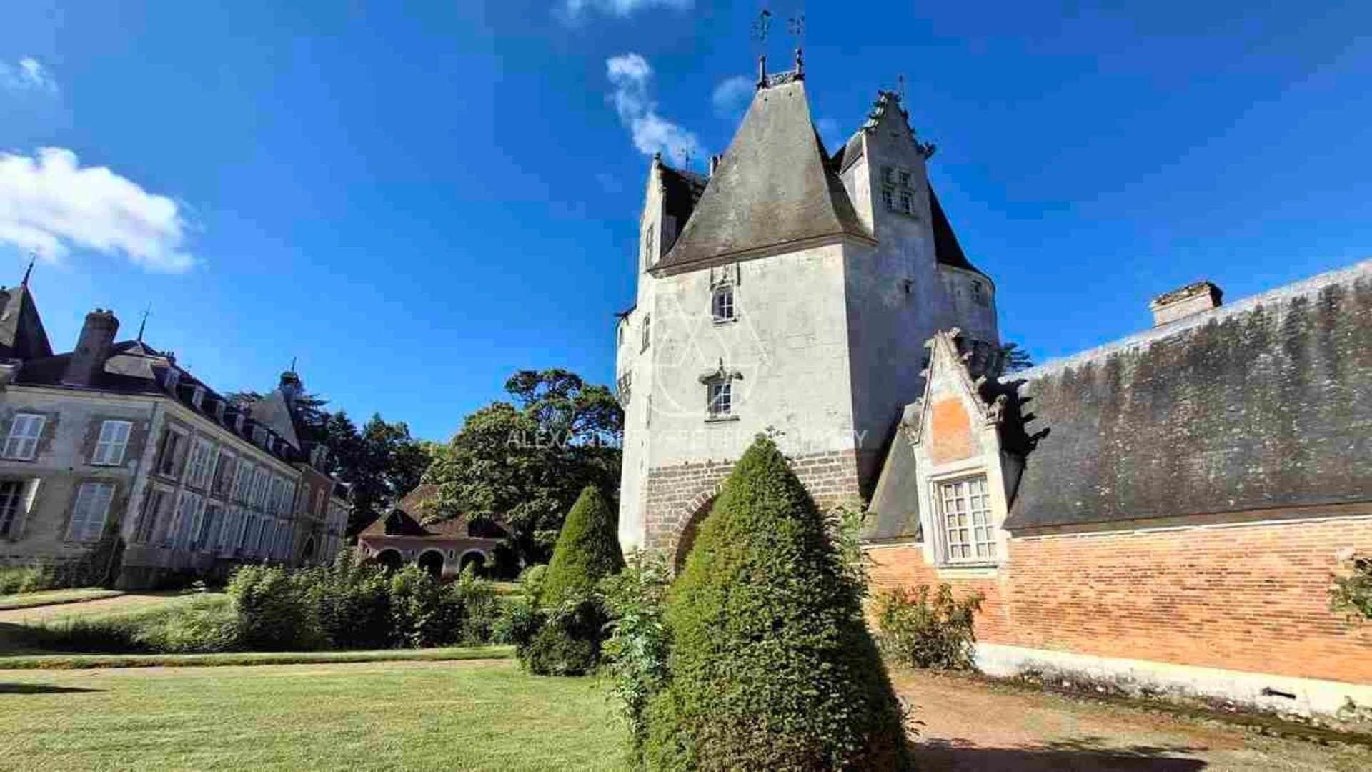 A Magnificent Collection Of Castles Dating From The 15th, 17th And 18th Centuries, Located 1 Hour An