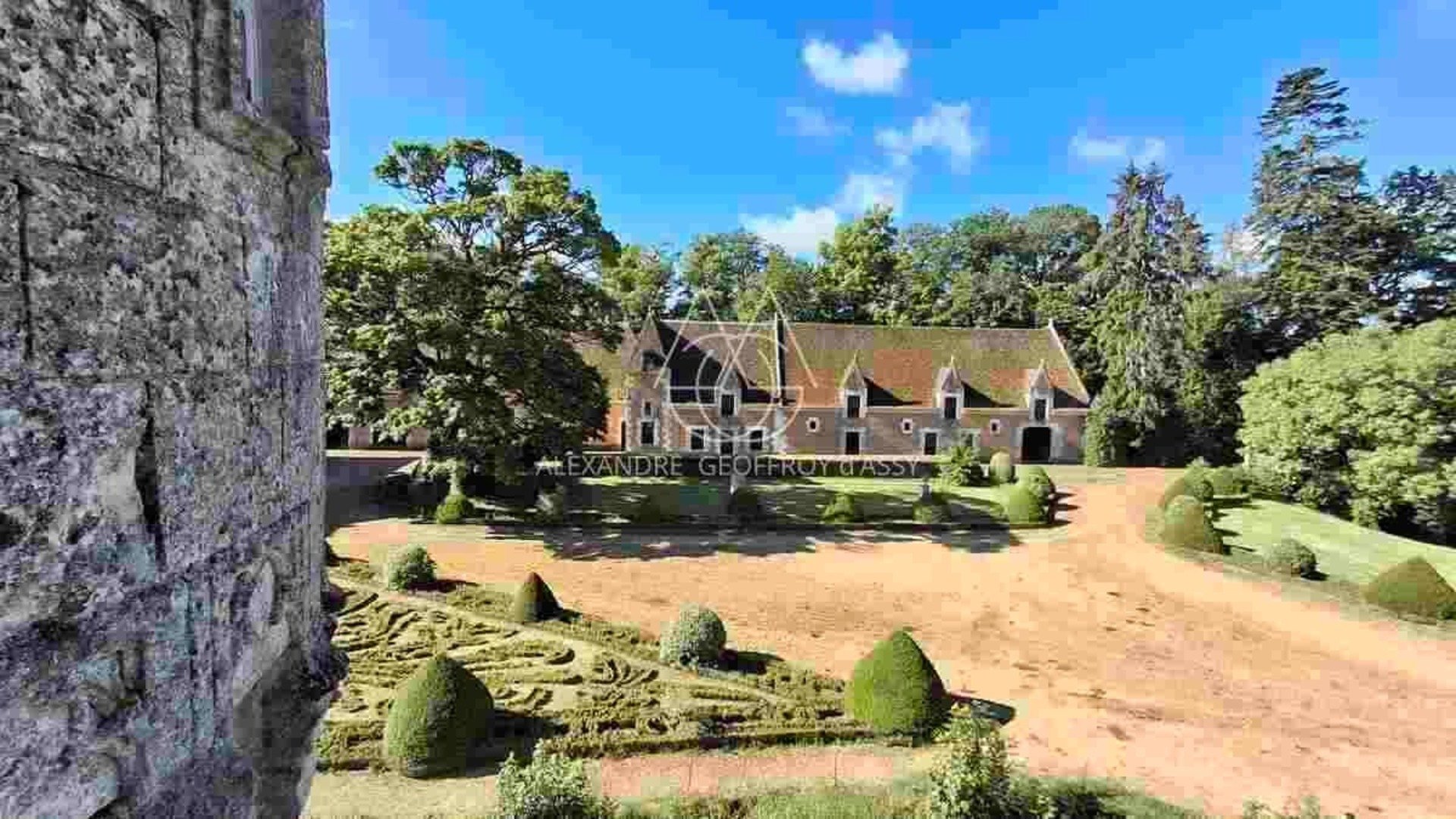 A Magnificent Collection Of Castles Dating From The 15th, 17th And 18th Centuries, Located 1 Hour An