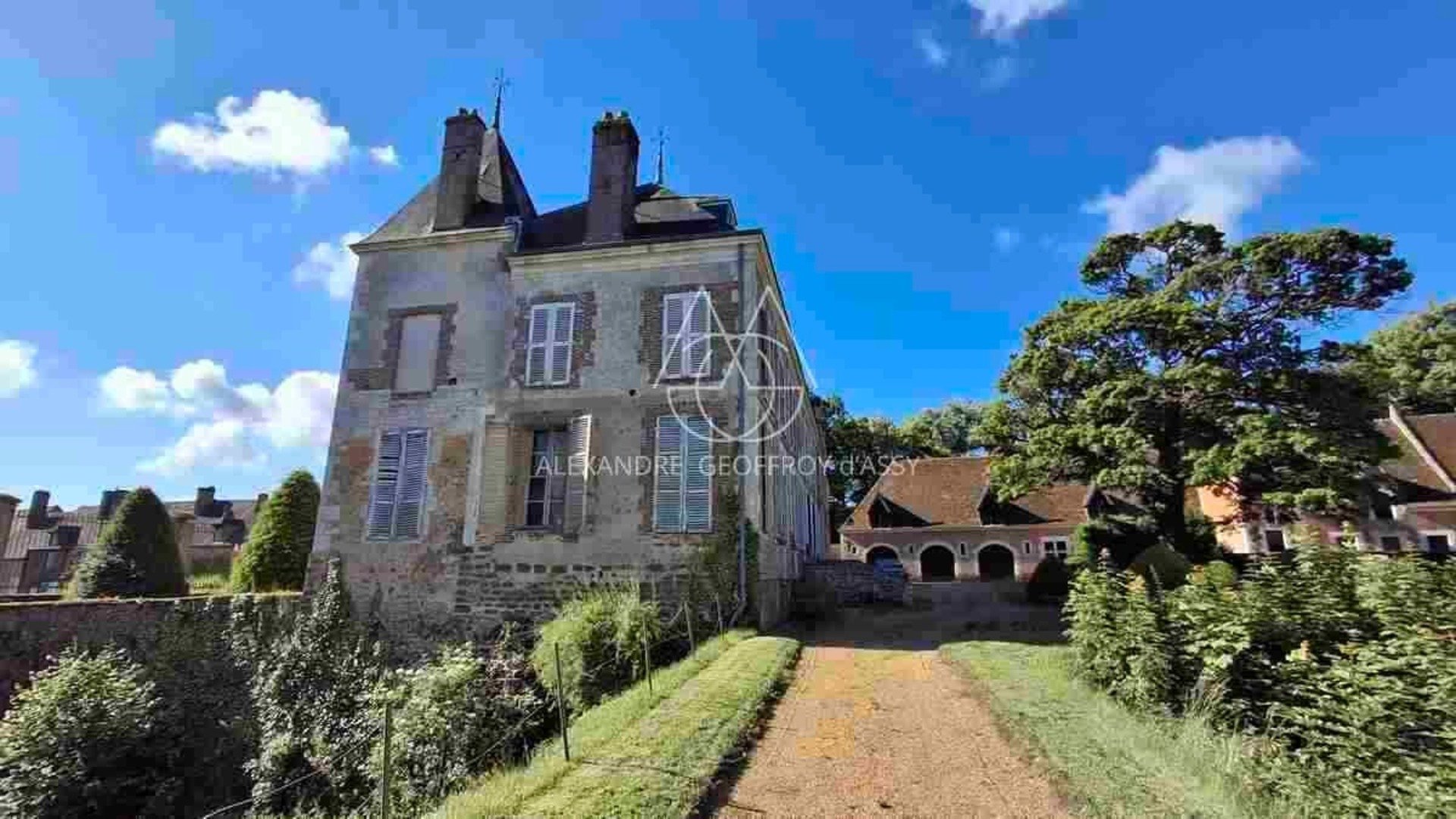A Magnificent Collection Of Castles Dating From The 15th, 17th And 18th Centuries, Located 1 Hour An