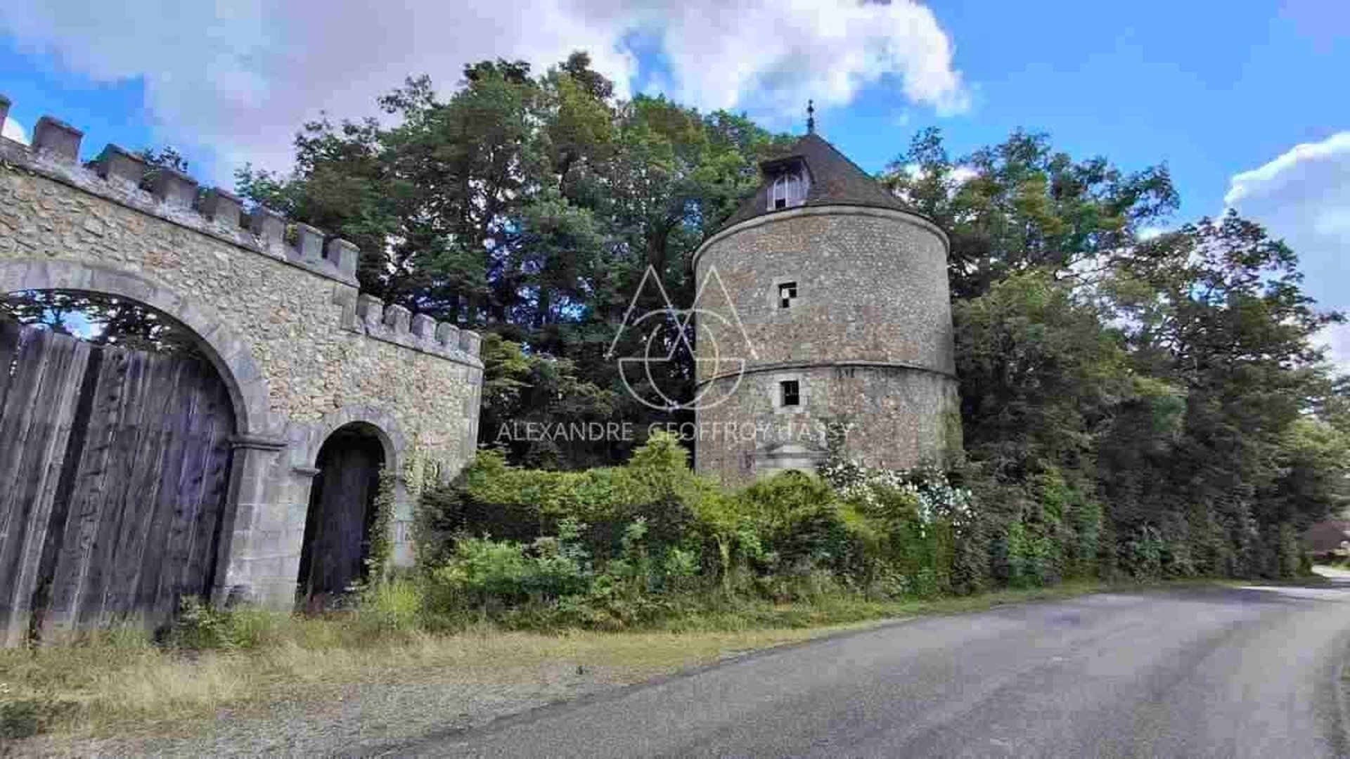 A Magnificent Collection Of Castles Dating From The 15th, 17th And 18th Centuries, Located 1 Hour An