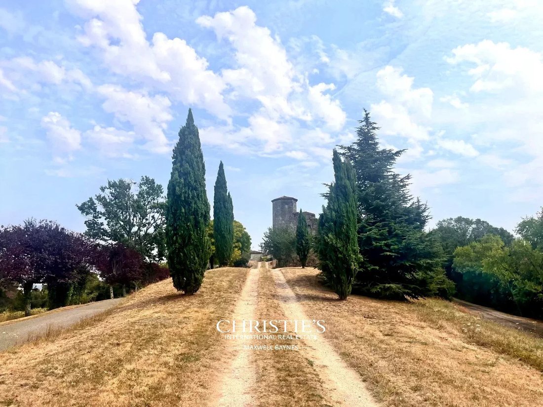 An Elegant 13th Century Château With Impressive Proportions And Its Guest House, Offering Panoramic - 2