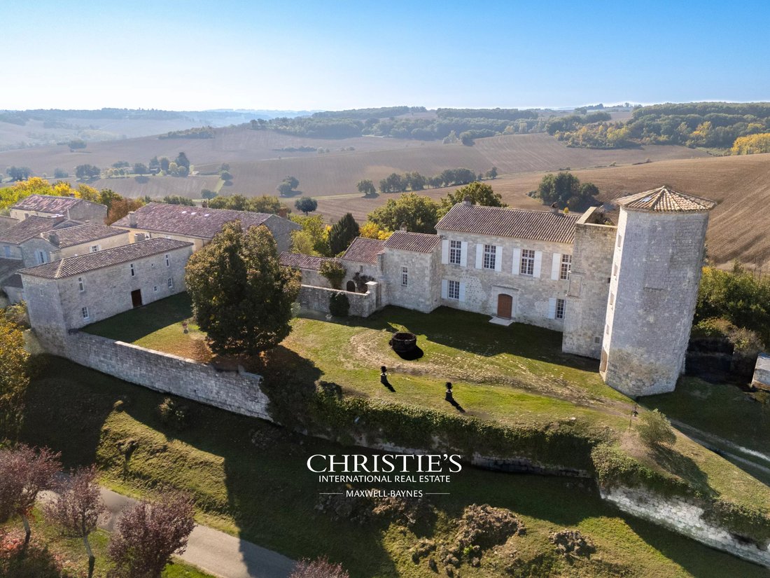An Elegant 13th Century Château With Impressive Proportions And Its Guest House, Offering Panoramic - 4