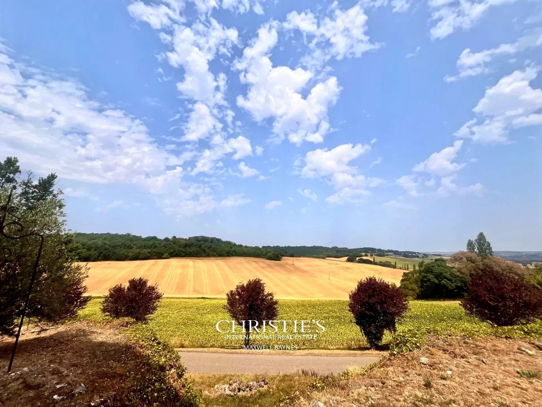 An Elegant 13th Century Château With Impressive Proportions And Its Guest House, Offering Panoramic