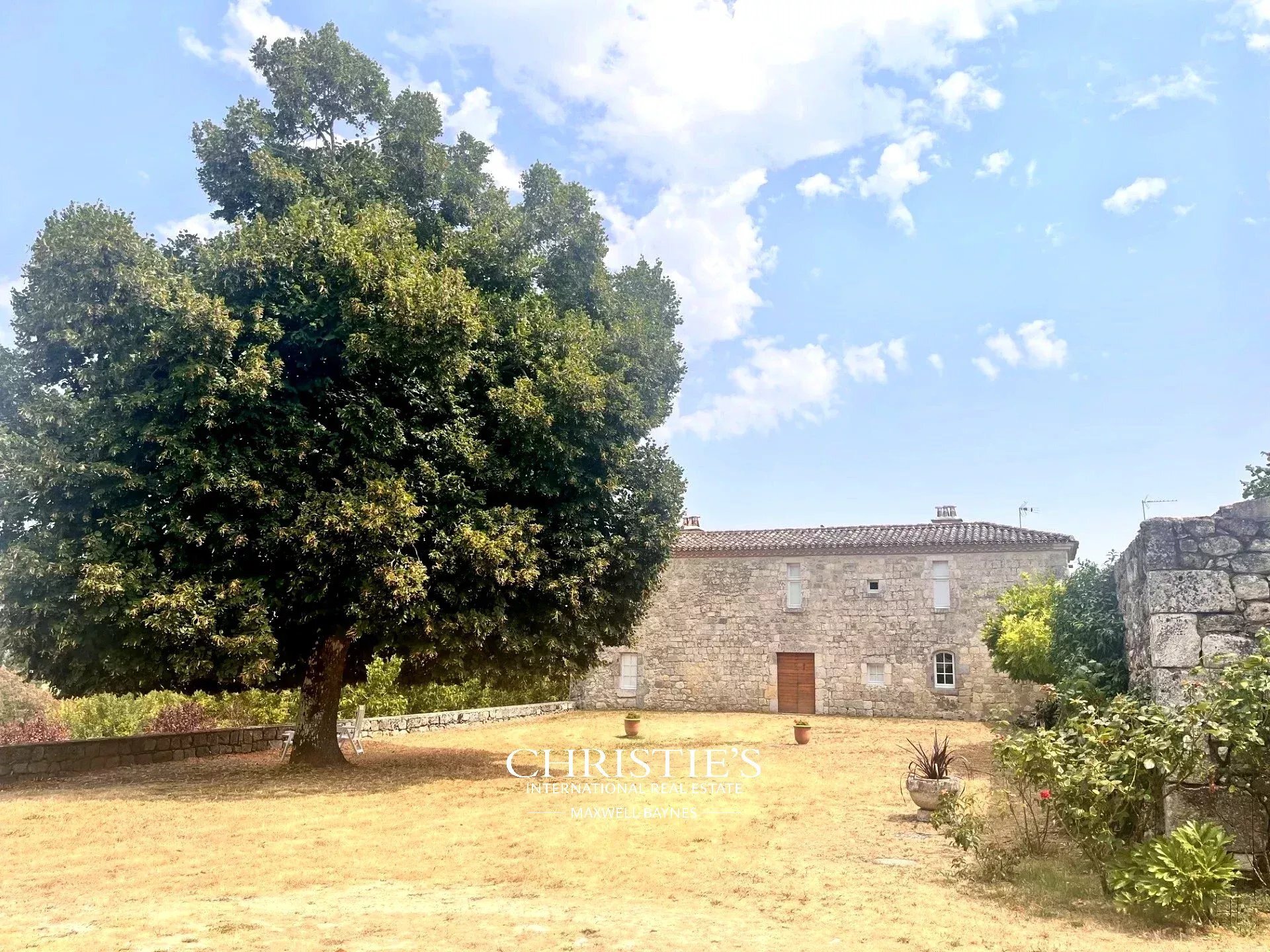 An Elegant 13th Century Château With Impressive Proportions And Its Guest House, Offering Panoramic