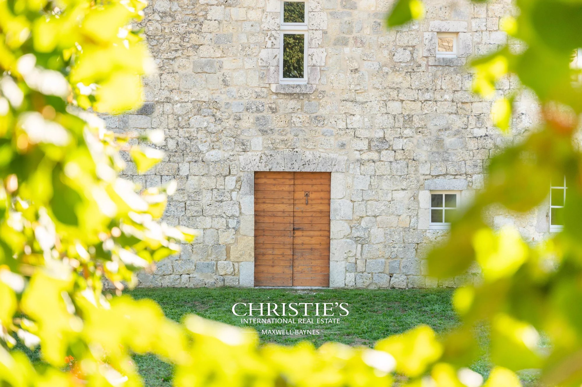 An Elegant 13th Century Château With Impressive Proportions And Its Guest House, Offering Panoramic