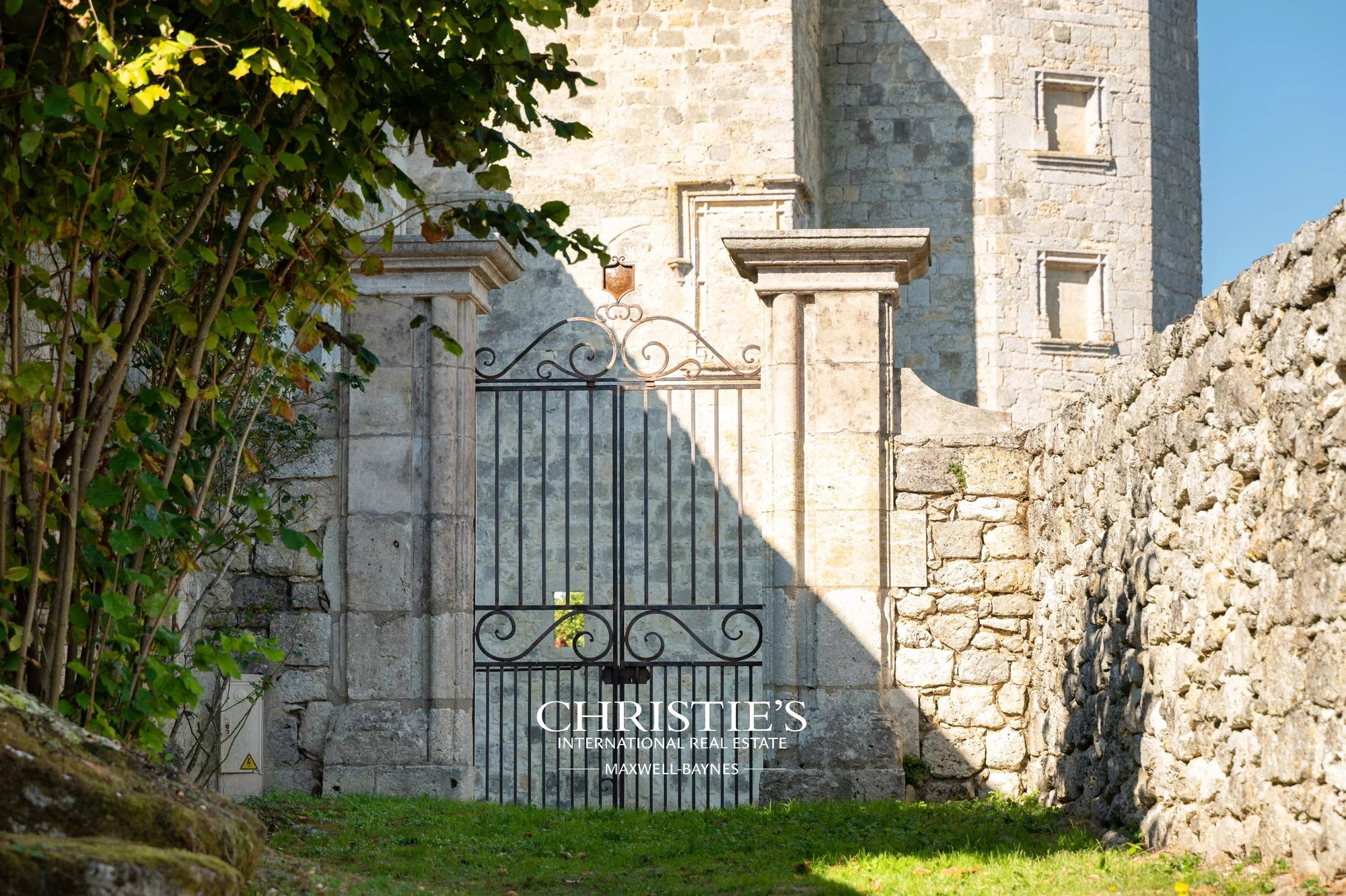 An Elegant 13th Century Château With Impressive Proportions And Its Guest House, Offering Panoramic