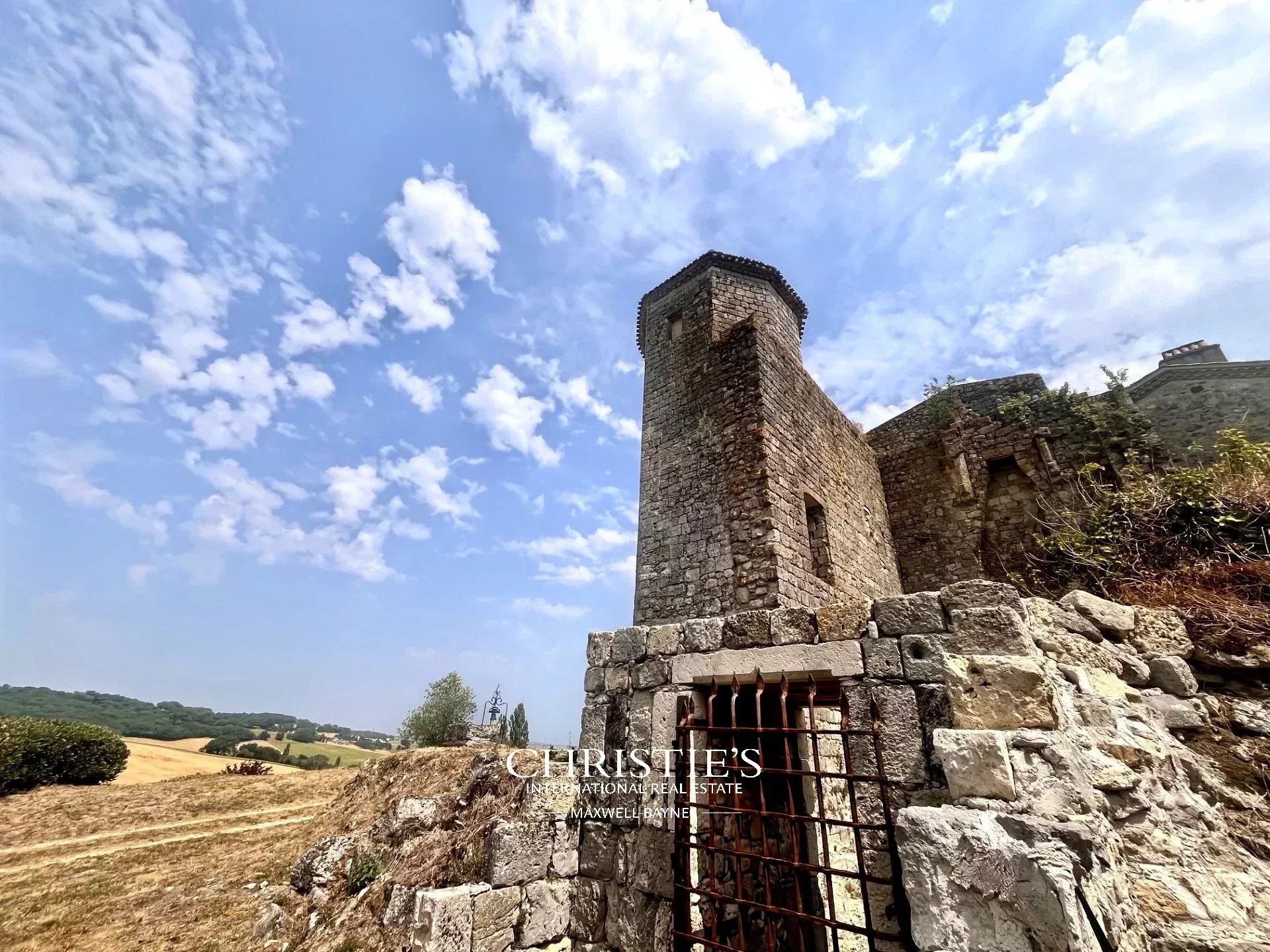 An Elegant 13th Century Château With Impressive Proportions And Its Guest House, Offering Panoramic
