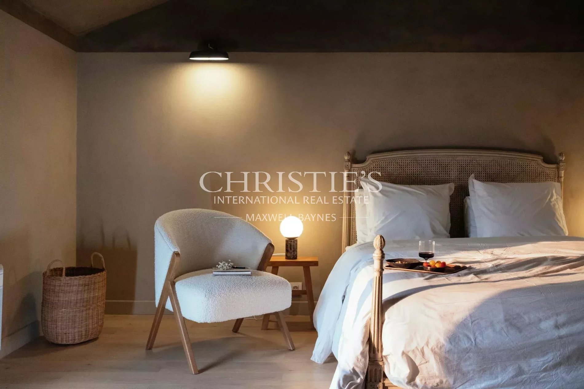 An Elegant XVII Ith Century Chateau Surrounded By Nature With C.12 Ha Of Land