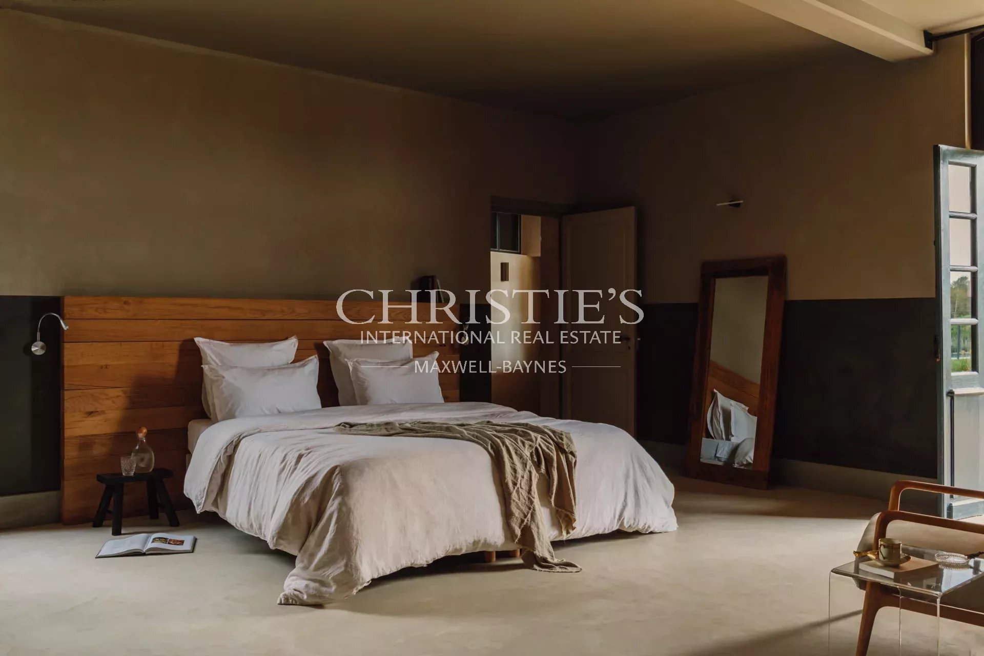 An Elegant XVII Ith Century Chateau Surrounded By Nature With C.12 Ha Of Land