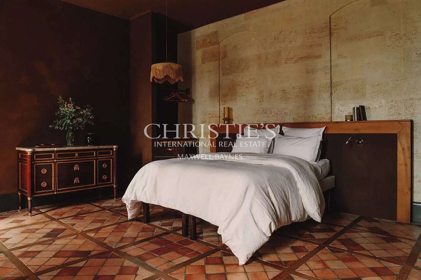 An Elegant XVII Ith Century Chateau Surrounded By Nature With C.12 Ha Of Land