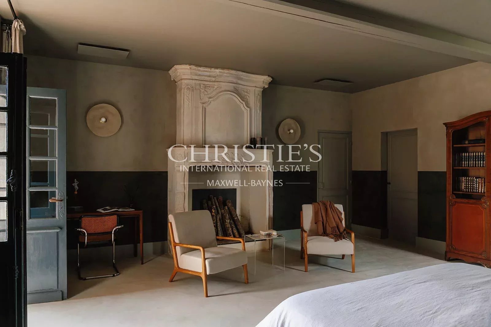 An Elegant XVII Ith Century Chateau Surrounded By Nature With C.12 Ha Of Land