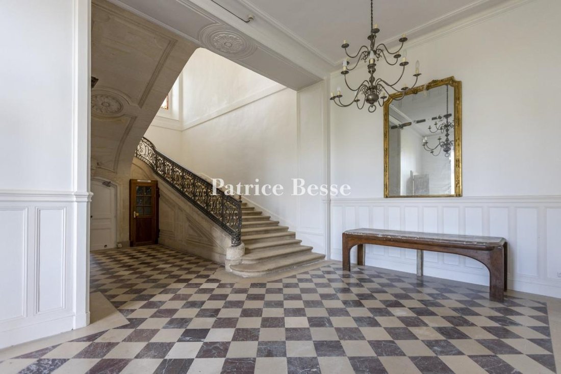 An Impressive 18th Century Chateau, With Outbuildings, In A Landscaped Garden, Near Fontainebleau - 2