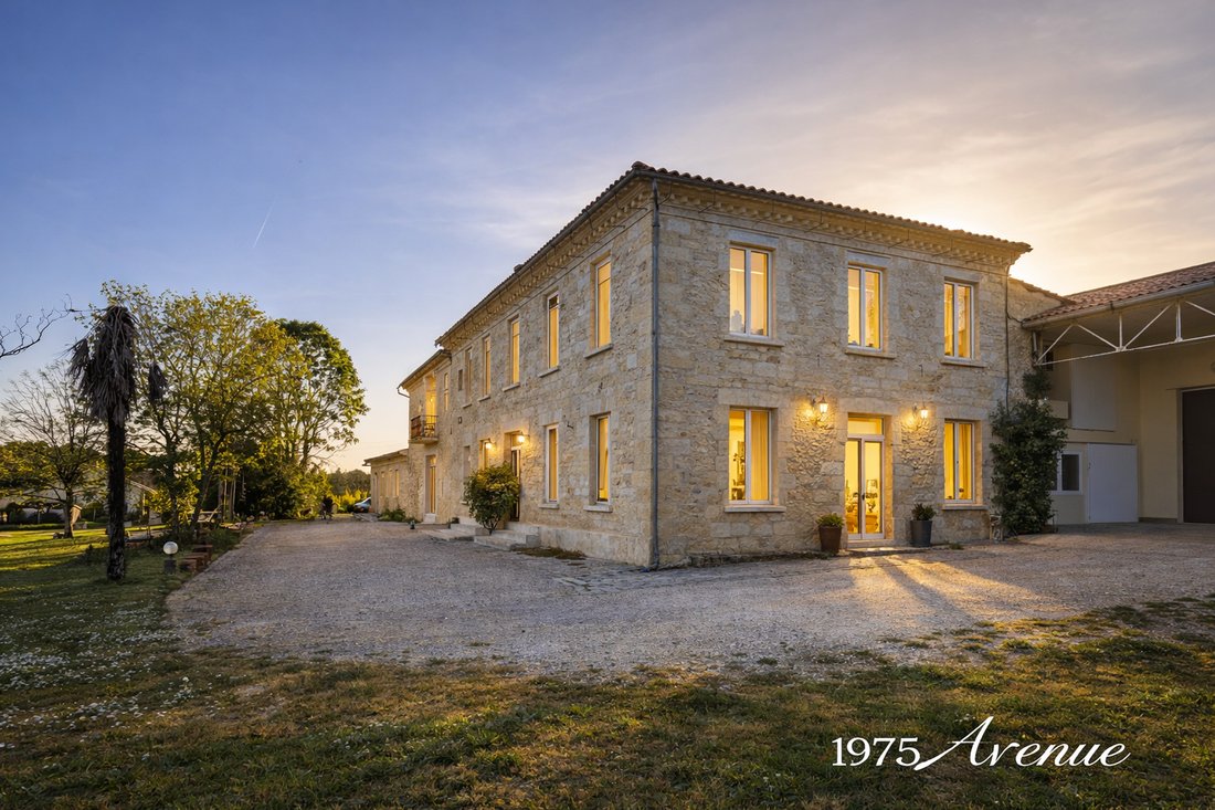 Bouliac, A Lovely Tuscan Style Property Of Approximately 600m² With 250m² Of Outbuildings, Featuring