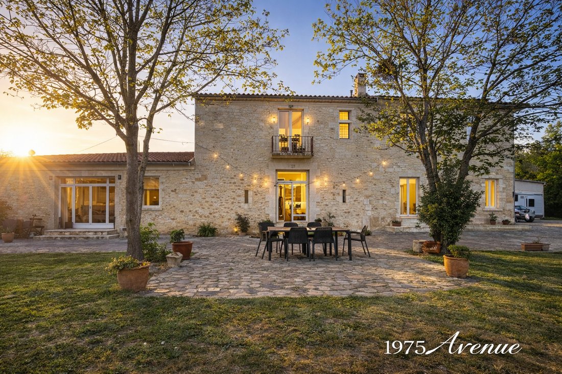 Bouliac, A Lovely Tuscan Style Property Of Approximately 600m² With 250m² Of Outbuildings, Featuring - 2