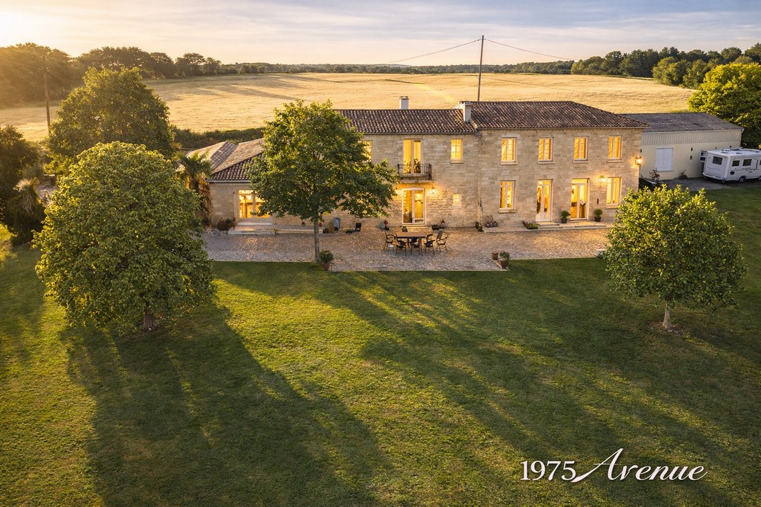 Bouliac, A Lovely Tuscan Style Property Of Approximately 600m² With 250m² Of Outbuildings, Featuring