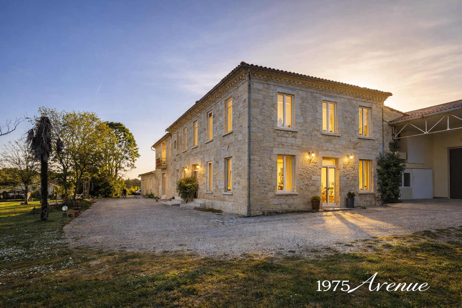 Bouliac, A Lovely Tuscan Style Property Of Approximately 600m² With 250m² Of Outbuildings, Featuring