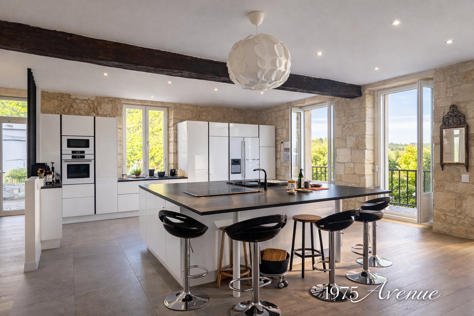 Bouliac, A Lovely Tuscan Style Property Of Approximately 600m² With 250m² Of Outbuildings, Featuring