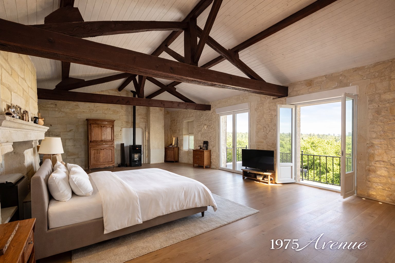 Bouliac, A Lovely Tuscan Style Property Of Approximately 600m² With 250m² Of Outbuildings, Featuring