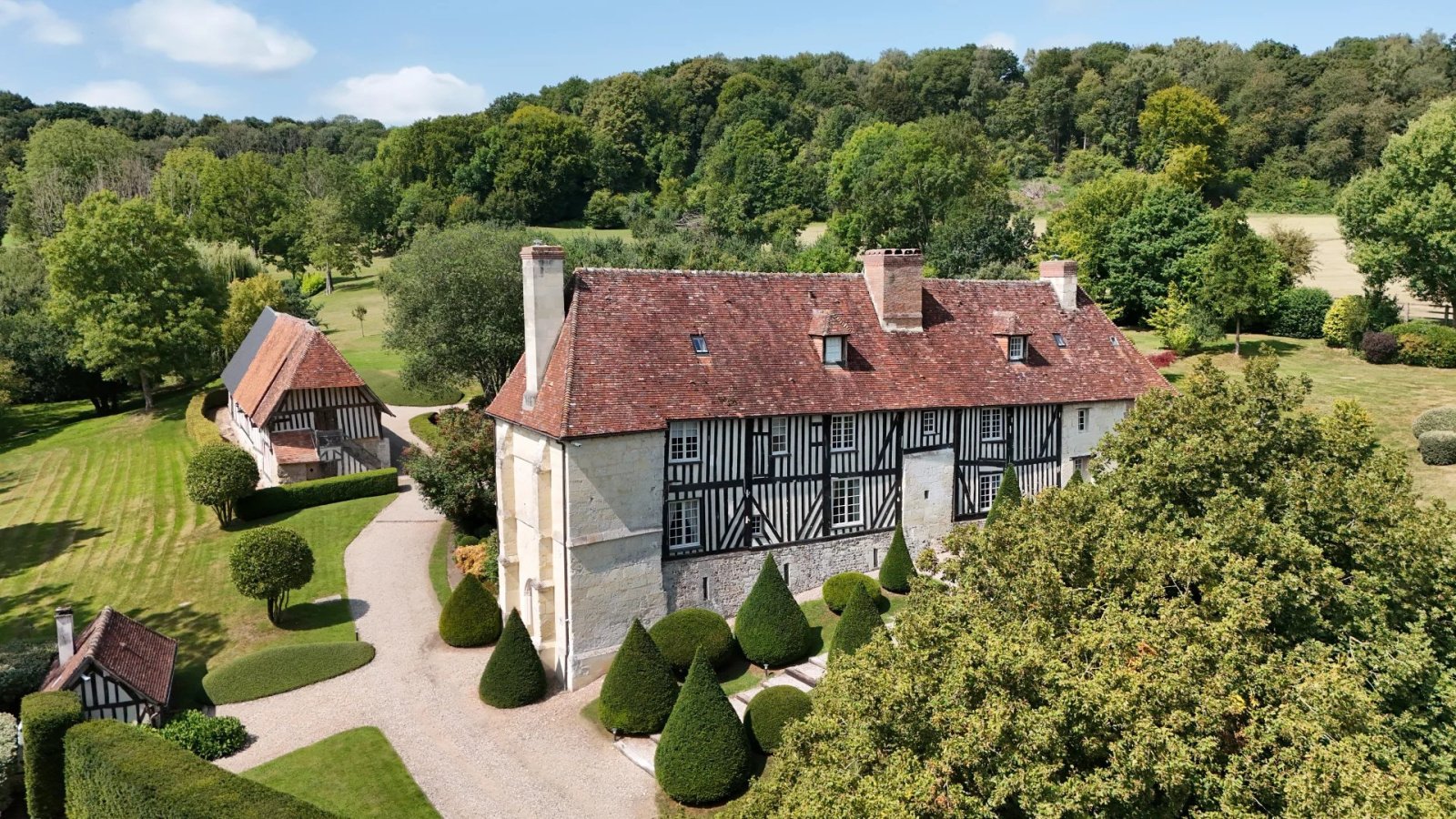 Castle 12 Room(s) 7 Bedroom(s) 400 M²