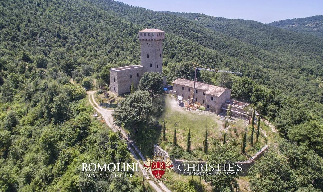 Historic Castle with Six-Level Watchtower near Passignano sul Trasimeno, Umbria