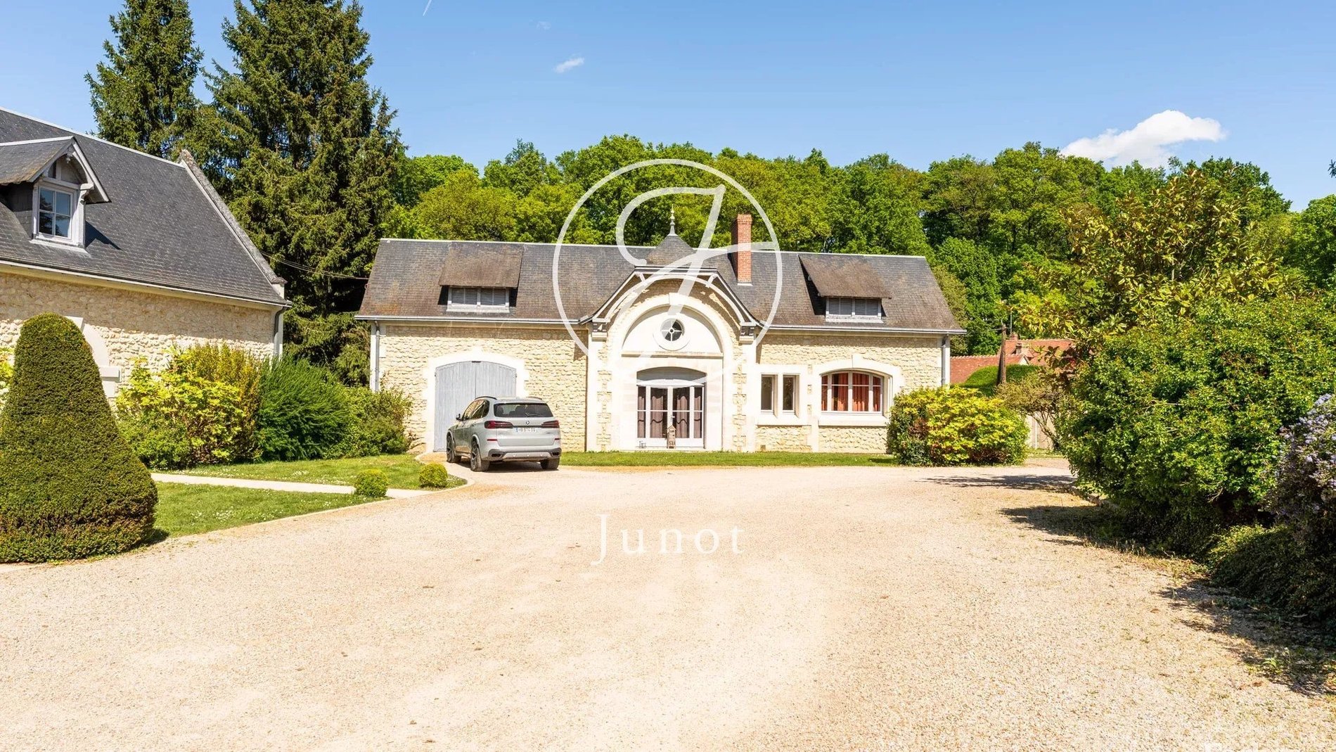 Château Amboise 2100.0 Sqm 24 Bedrooms