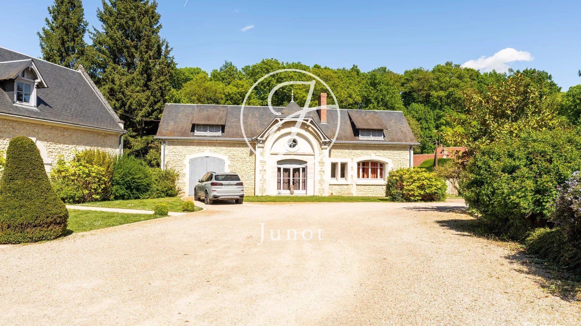 Château Amboise 2100.0 Sqm 24 Bedrooms
